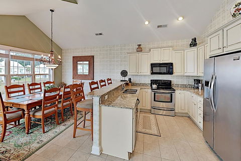Oceanside Village Retreat W/ On-Site Pool, Near Beach Home - Renee 2