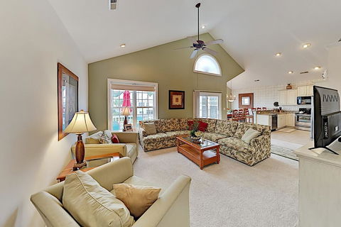 Oceanside Village Retreat W/ On-Site Pool, Near Beach Home - Renee 0