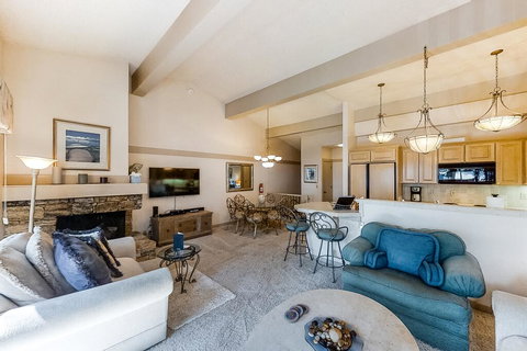 Peak Paradise - Renee 0