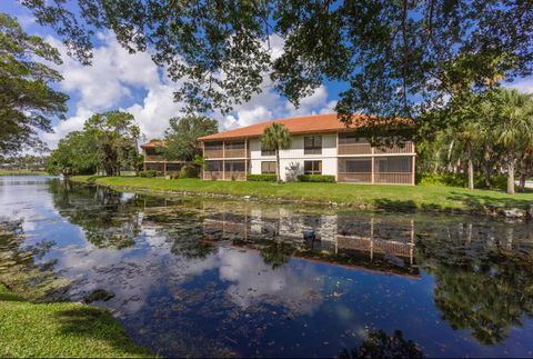 PGA National Resort Golf Villa - Luxurious Two Bedroom First Floor Water View - Internet Find 1