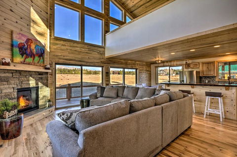 Private Cabin With Deck, Fireplace & Mtn Views! - Renee 1