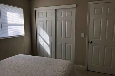 Private Room In Cabana Colony/Palm Beach Gardens - Internet Find 1