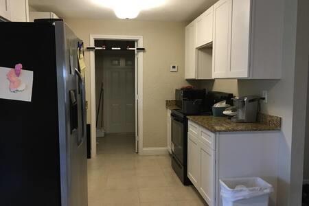 Private Room In Cabana Colony/Palm Beach Gardens - Internet Find 3