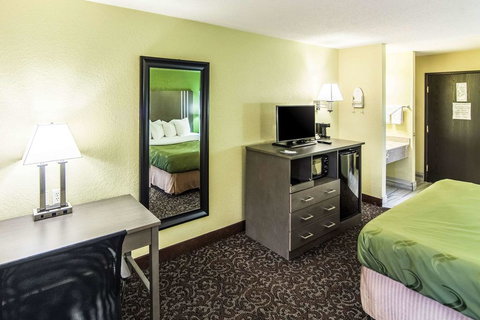 Quality Inn - Renee 1