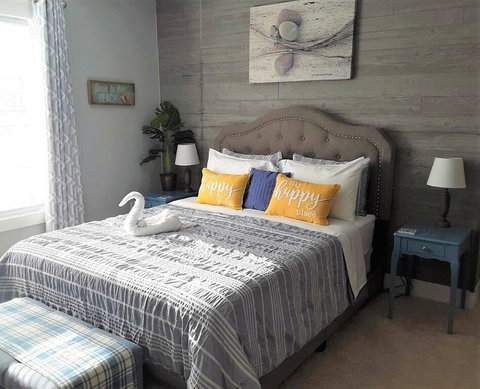 R2 SinderellasRockefellas B&B - Renee 0