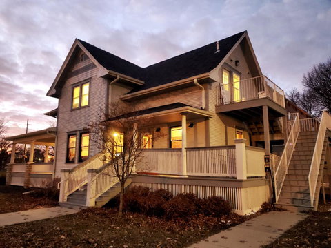 Renovated Dreamy Farmhouse In Heart Of Cedar Rapids - Renee 2