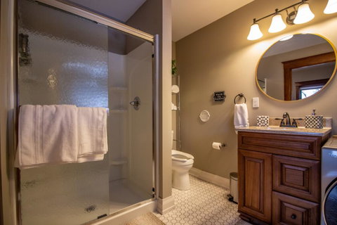 Renovated Dreamy Farmhouse In Heart Of Cedar Rapids - Renee 1