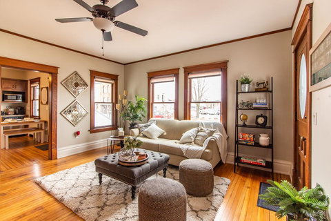 Renovated Dreamy Farmhouse In Heart Of Cedar Rapids - Renee 0