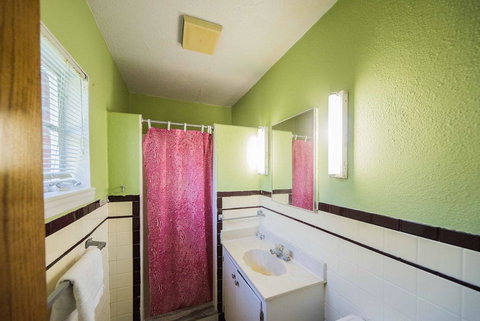 Royal Inn And Suites - Renee 1