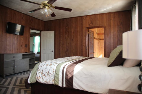 Spacious Cozy Apartment Close Downtown With FREE PARKING - Renee 0