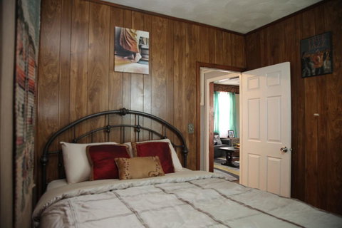 Spacious Cozy Apartment Close Downtown With FREE PARKING - Renee 3