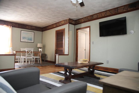 Spacious Cozy Apartment Close Downtown With FREE PARKING - Renee 1