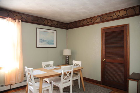 Spacious Cozy Apartment Close Downtown With FREE PARKING - Renee 2