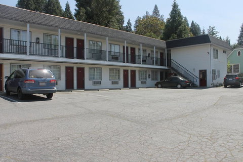 Stagecoach Motel - Renee 3