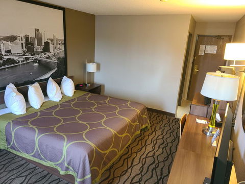 Super 8 By Wyndham Bedford - Renee 1
