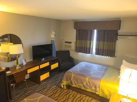 Super 8 By Wyndham Bedford - Renee 3