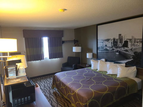 Super 8 By Wyndham Bedford - Renee 2