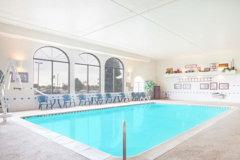 Super 8 By Wyndham West Branch - Renee 2