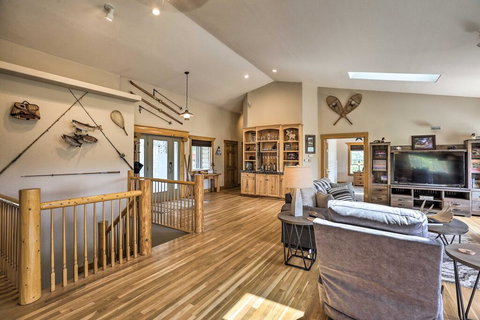 Upscale Mountain-View Manor With Deluxe Deck! - Renee 3