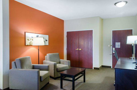 Sleep Inn & Suites East Chase - Renee 1