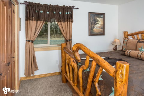 Alaska Knotty Pine B&B - Qld Realsetate 22