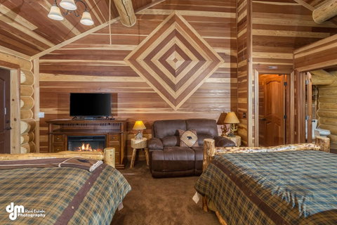 Alaska Knotty Pine B&B - Qld Realsetate 17