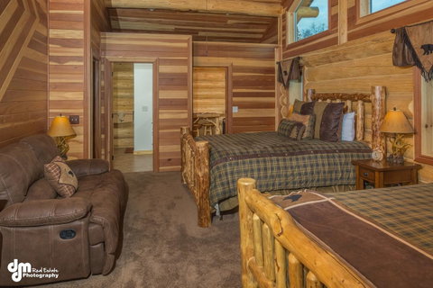 Alaska Knotty Pine B&B - Qld Realsetate 12