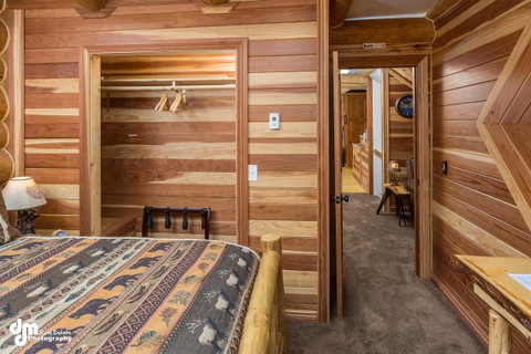 Alaska Knotty Pine B&B - Qld Realsetate 18