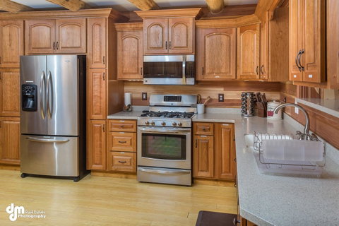 Alaska Knotty Pine B&B - Qld Realsetate 39