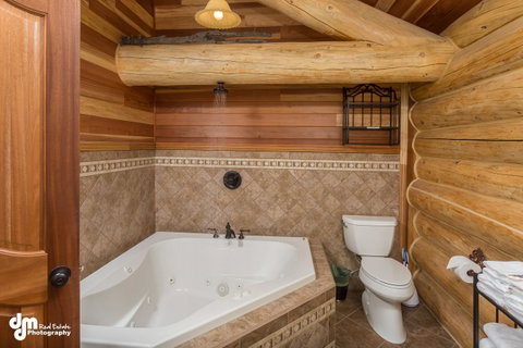 Alaska Knotty Pine B&B - Qld Realsetate 4