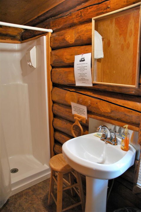 Gwin's Lodge - Qld Realsetate 7