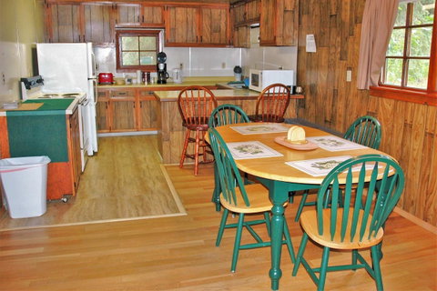 Gwin's Lodge - Qld Realsetate 16