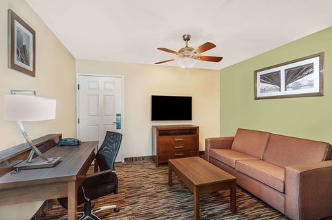 Comfort Inn & Suites - Internet Find 12