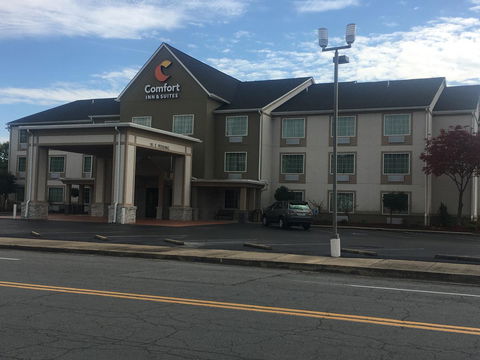Comfort Inn & Suites - Internet Find 0