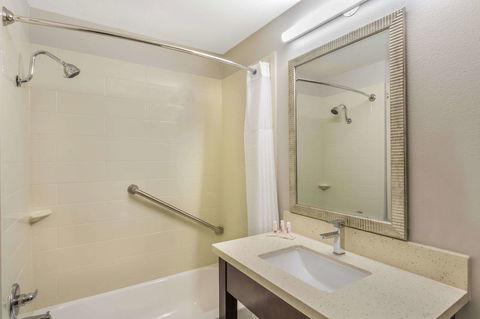 Comfort Inn & Suites - Internet Find 9