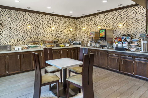 Comfort Inn & Suites - Internet Find 18