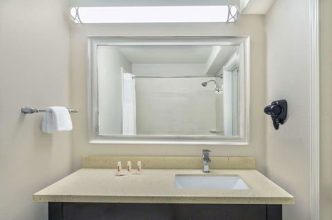 Comfort Inn & Suites - Internet Find 15