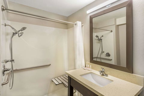 Comfort Inn & Suites - Internet Find 13
