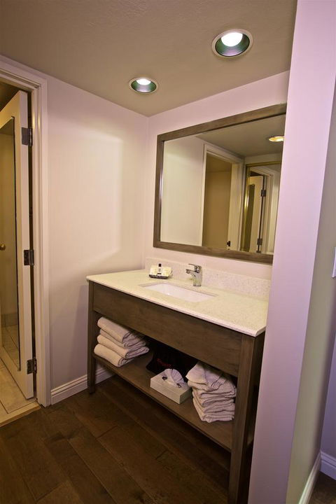 456 Embarcadero Inn & Suites - Renee 37