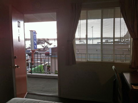Bayfront Inn - Renee 33