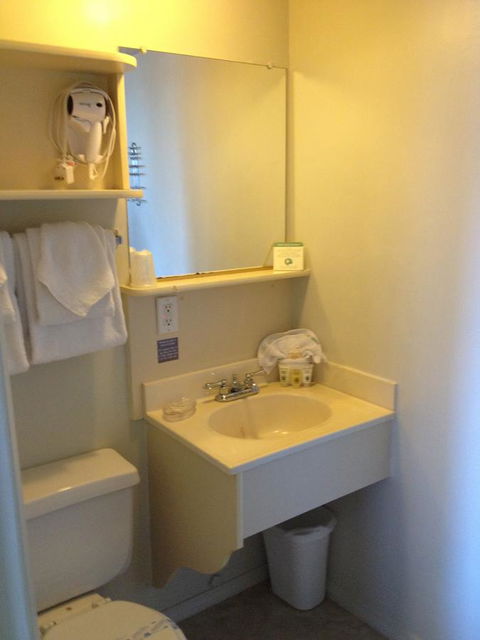 Bayfront Inn - Renee 37