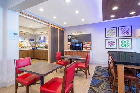 Holiday Inn Express Hotel & Suites Bishop - Internet Find 31