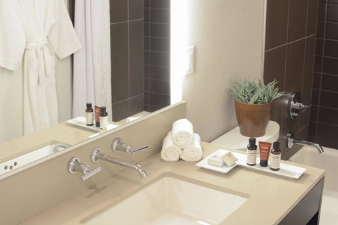 Hotel Lucent - Renee 7