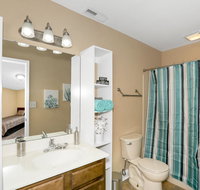 Townhouse Near Airport with Breakfast