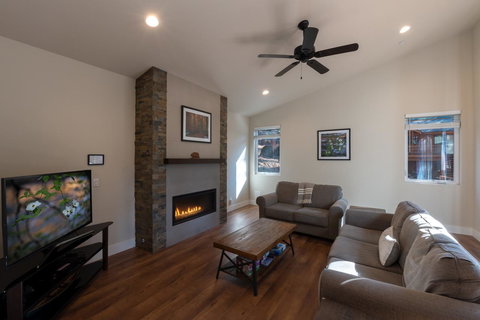 Boulder Ridge - 3BR/2BA Holiday Home - Internet Find 9