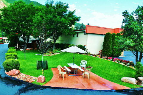 Glenwood Springs Cedar Lodge - Internet Find 12