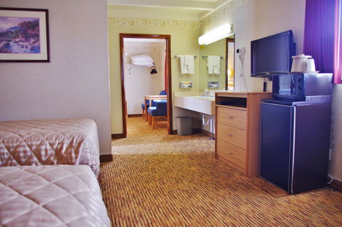 Glenwood Springs Cedar Lodge - Internet Find 33