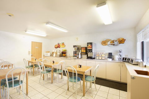 Glenwood Springs Cedar Lodge - Internet Find 5