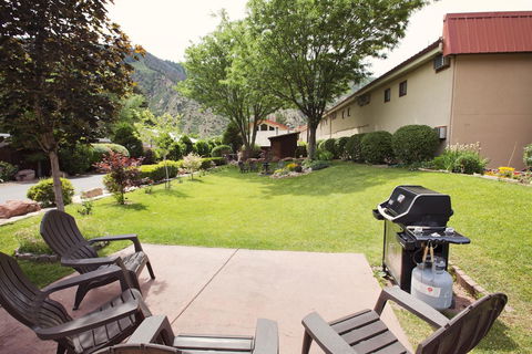 Glenwood Springs Cedar Lodge - Internet Find 10
