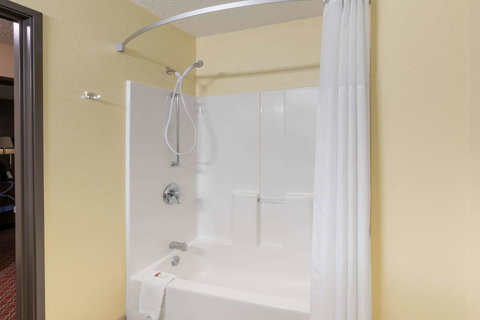 Super 8 By Wyndham Fountain - Renee 14